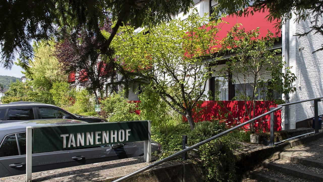 Zugang von Strassenseite Zugang von Strassenseite